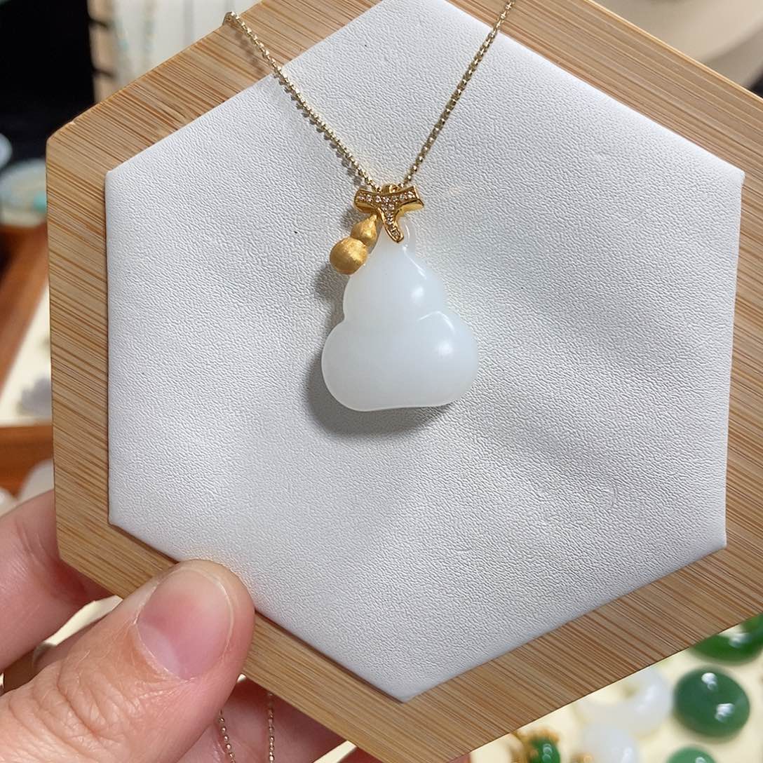 和田玉吊坠(赠链)18K金镶嵌