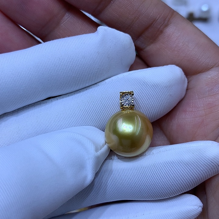 18K金镶嵌海水珍珠吊坠(不含链)