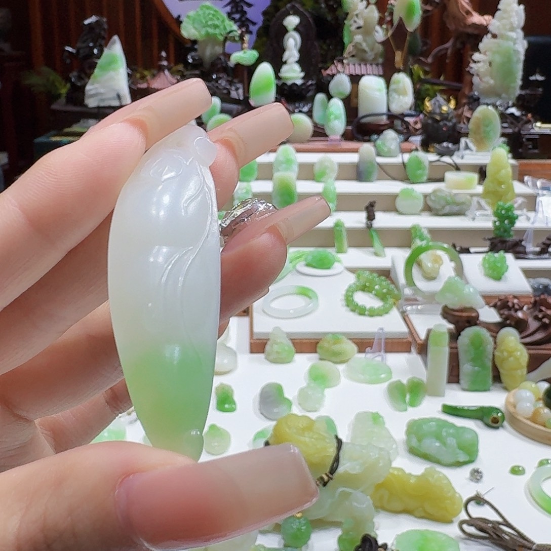 和田玉（翠青玉）未镶嵌挂件白底翠福豆