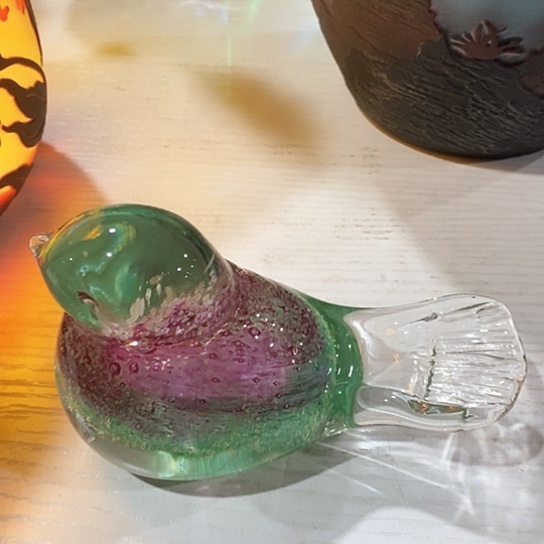 琉璃花瓶高7厘米宽9厘米