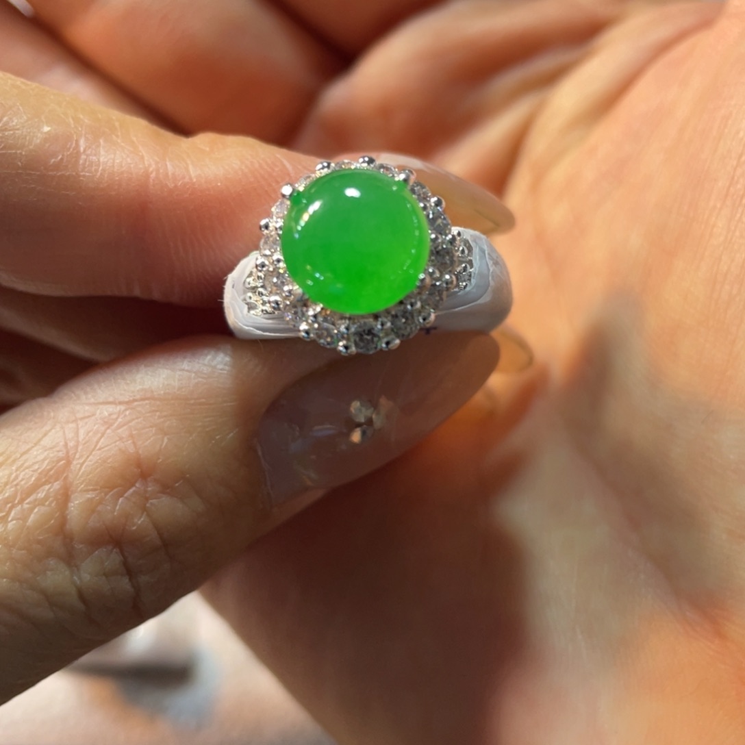 翡翠颈饰未镶嵌蛋面