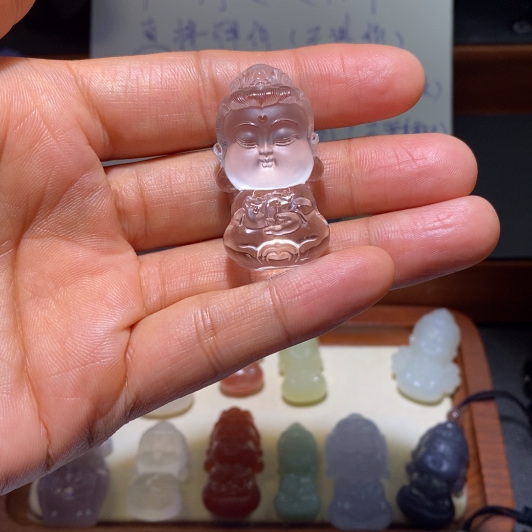 邓***旋水晶未镶嵌颈饰观音宝宝
