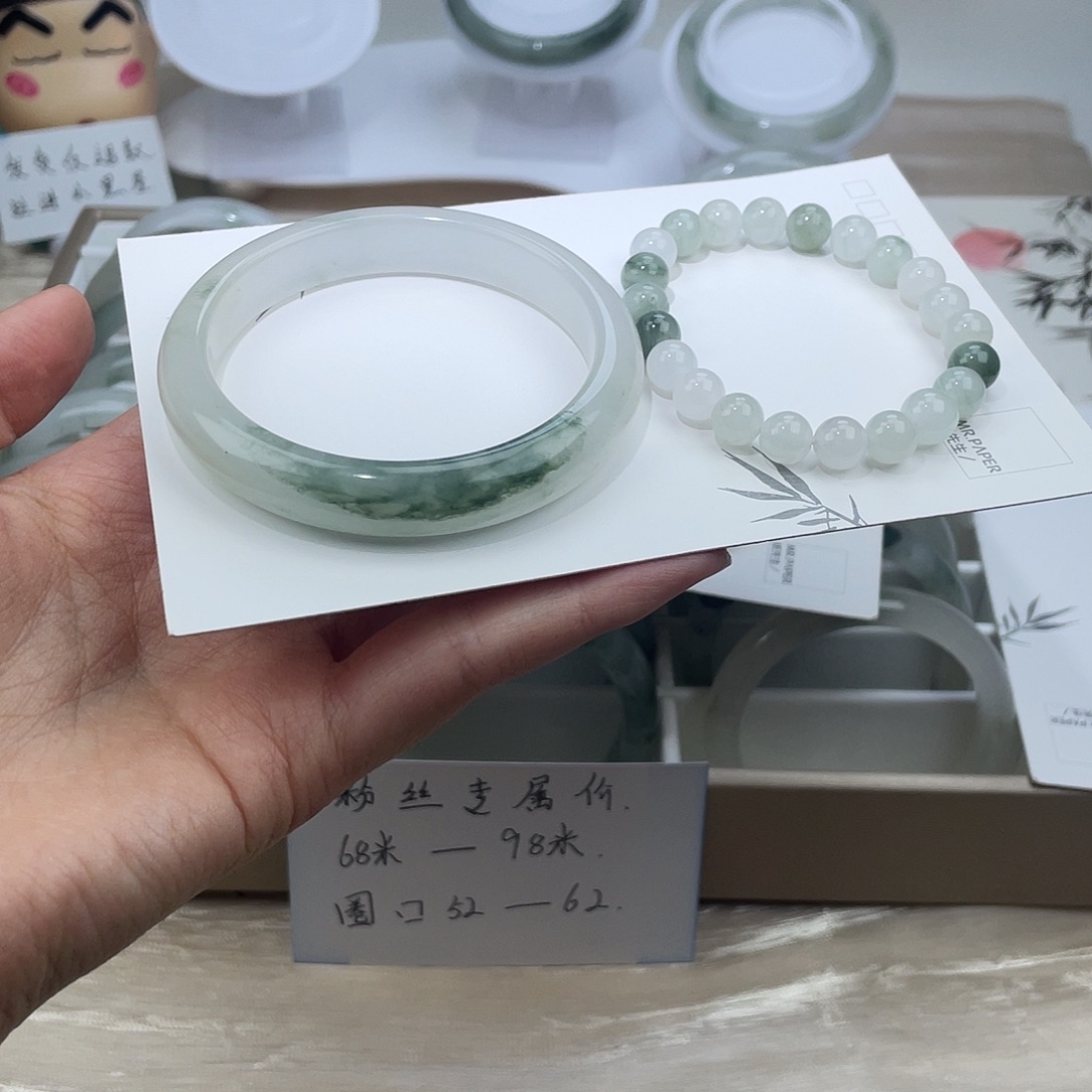 此****石英质玉（天山翠）未镶嵌手镯58圈口