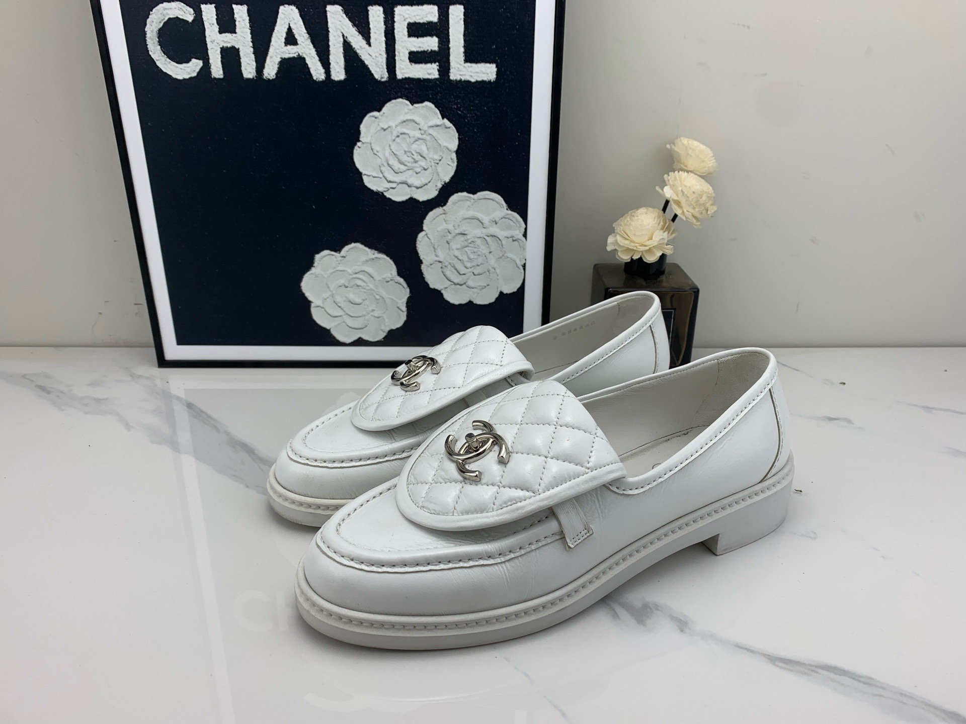 95新 Chanel/香奈儿 白色书包乐福鞋 38.5码/nn00204