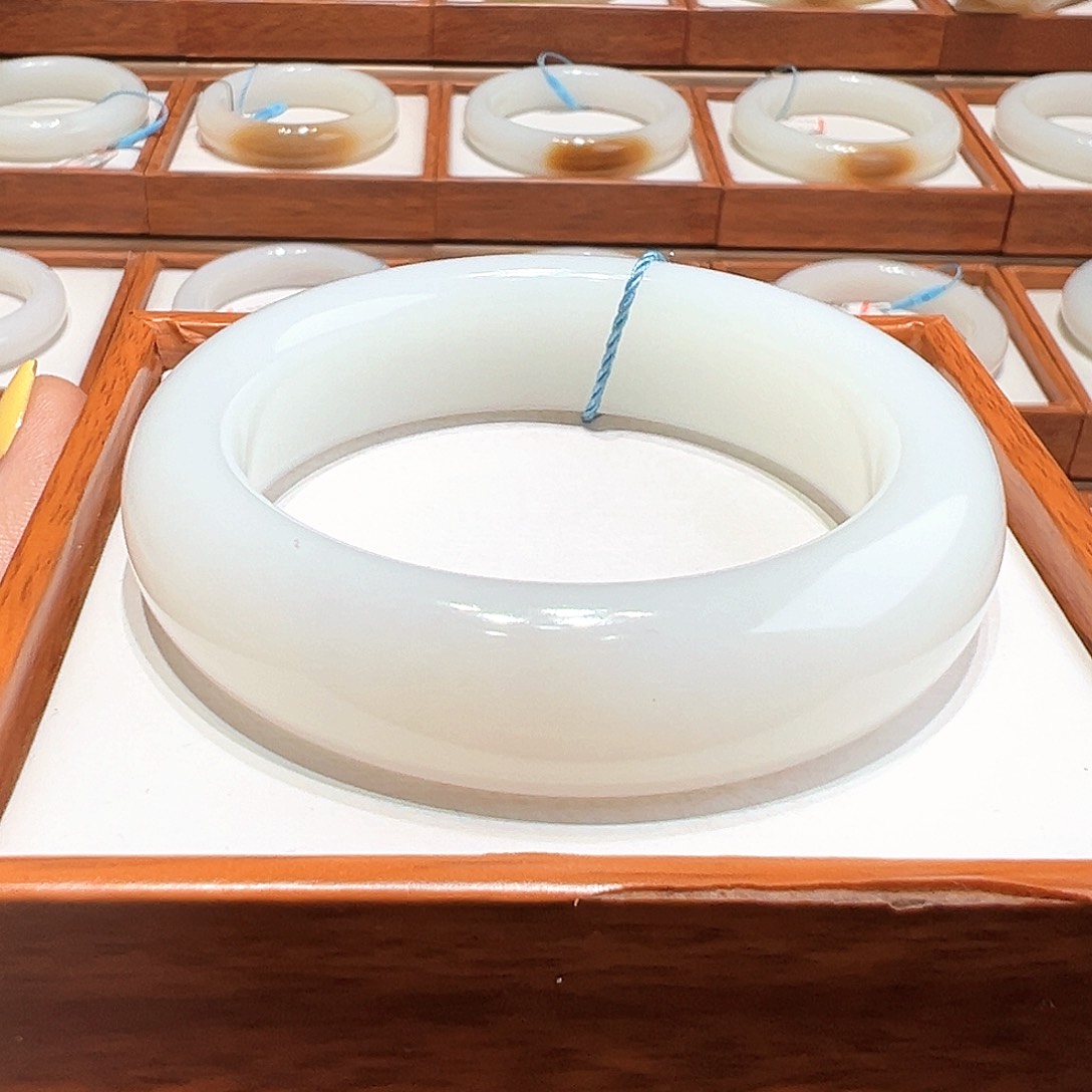 和田玉未镶嵌手镯56 57