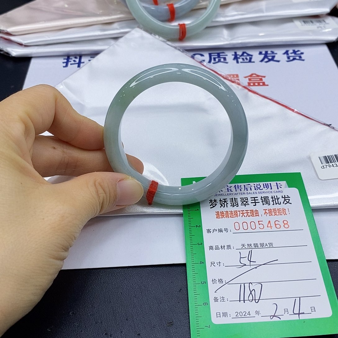 翡翠手镯未镶嵌翡翠手镯