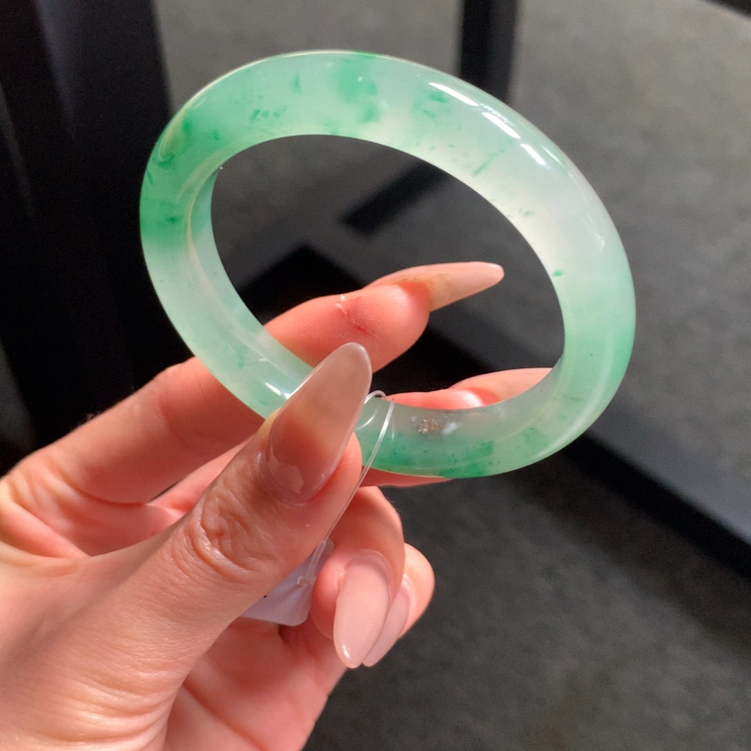 酒***）石英质玉未镶嵌手镯