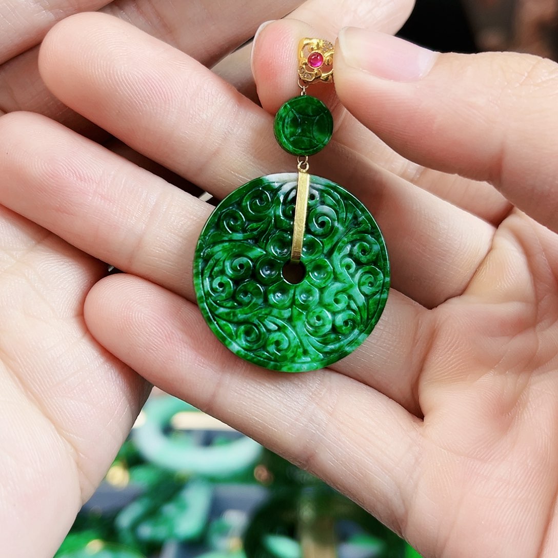 翡翠颈饰18K金镶嵌吊坠多样性