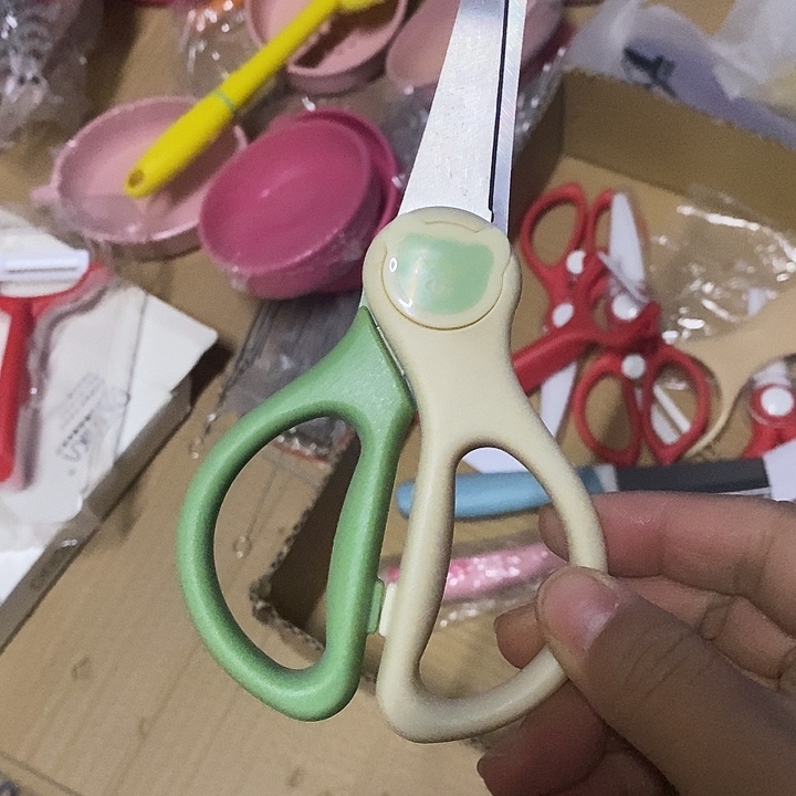 小***糖绿色不锈钢剪刀处理