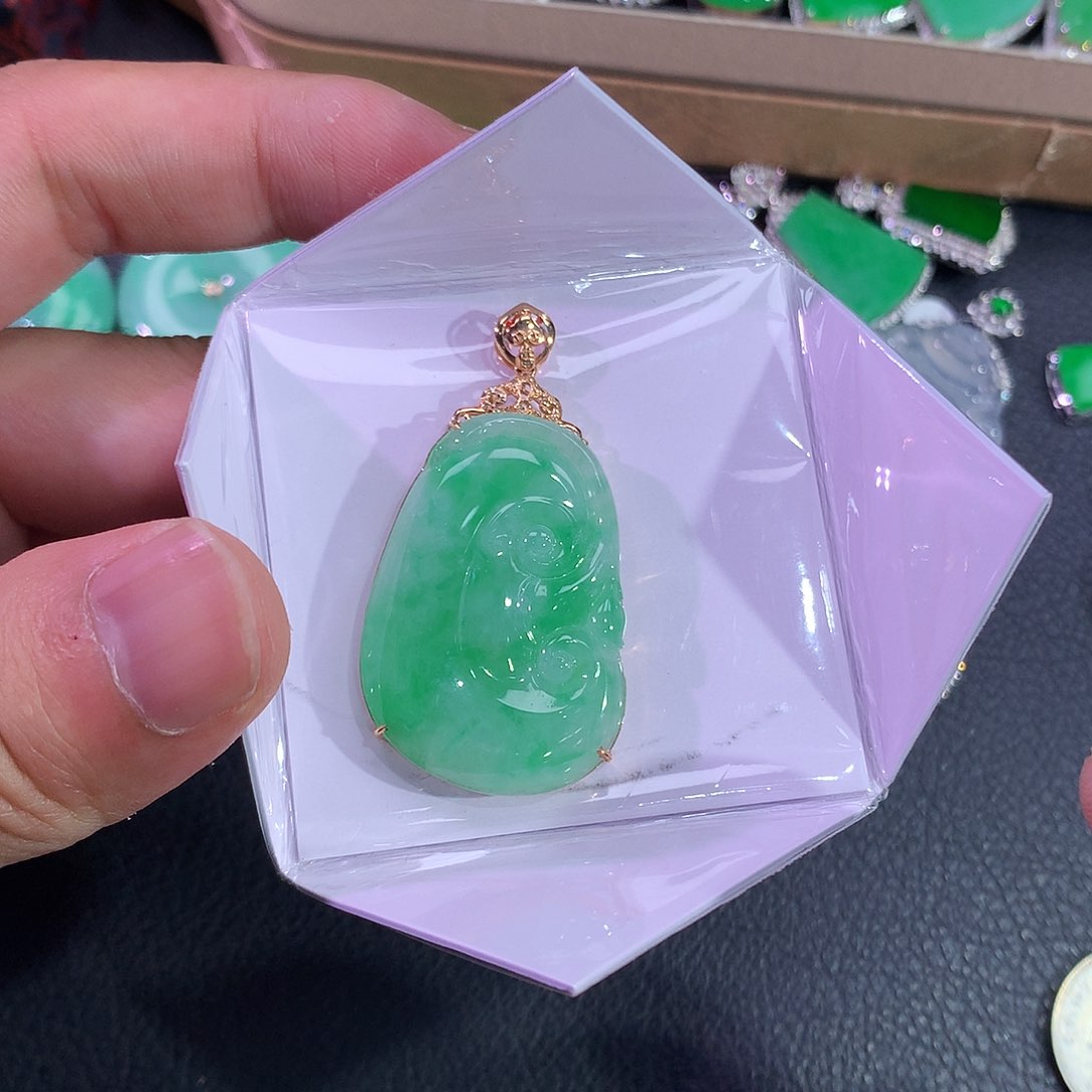 翡翠吊坠(赠链)18K金镶嵌