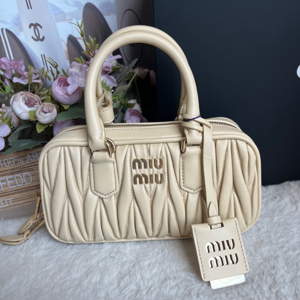 99新 MIU MIU/缪缪 缪缪小鸡黄褶皱保龄球mini