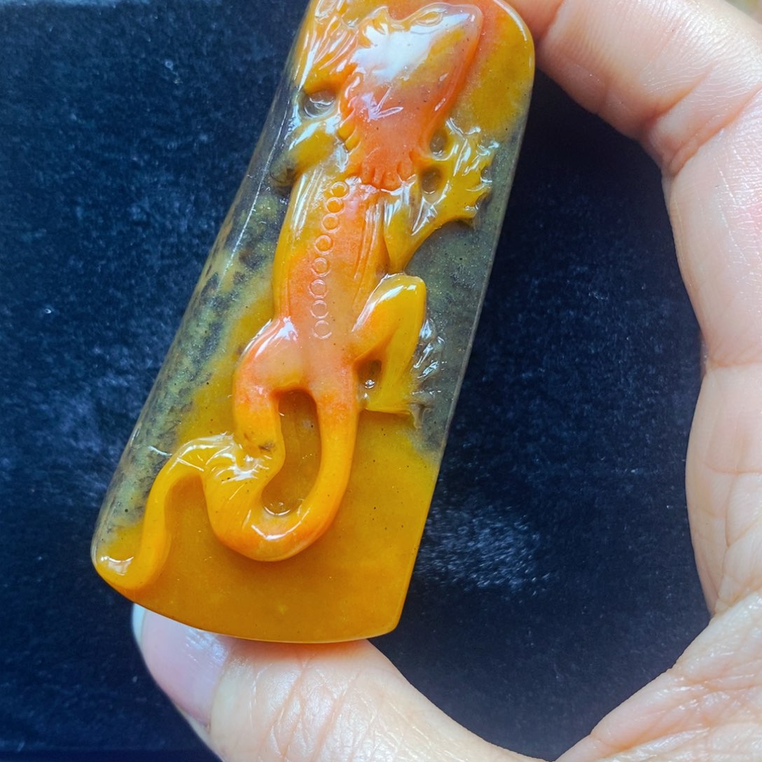 未镶嵌石英质玉（黄龙玉）颈饰