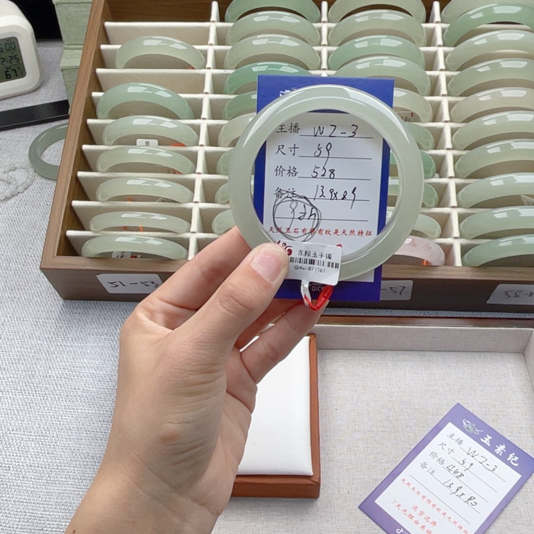 ****甜石英质玉未镶嵌手镯