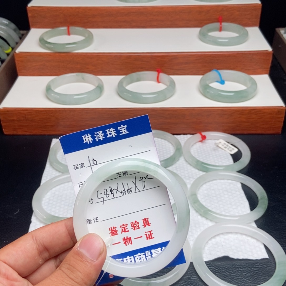 卡***诺石英质玉手镯未镶嵌