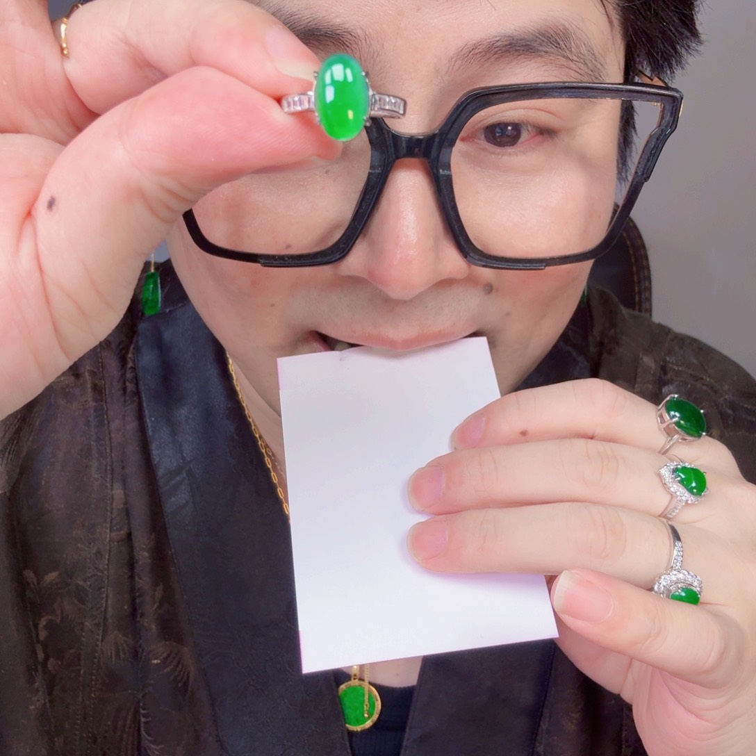 翡翠未镶嵌颈饰一件