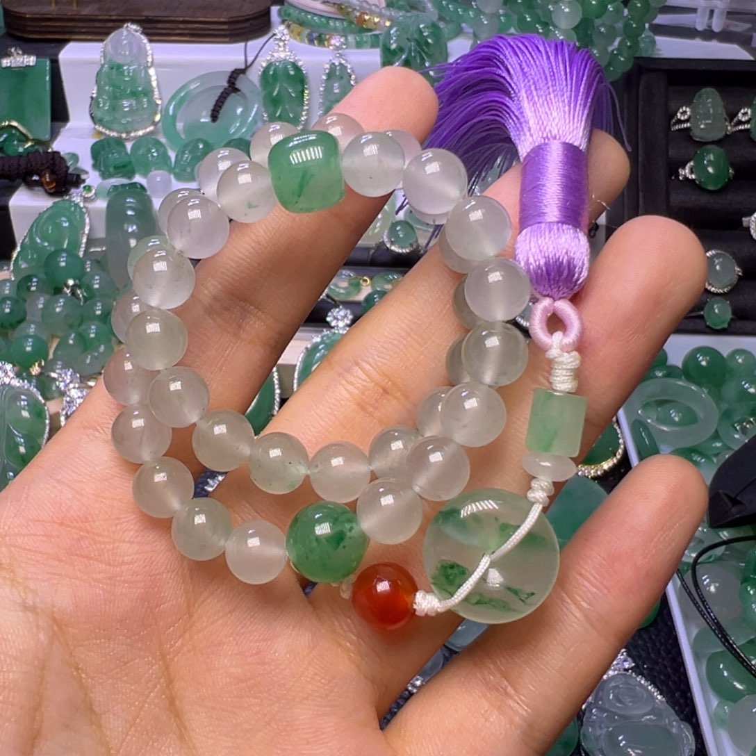 石英质玉（非洲翠）未镶嵌颈饰