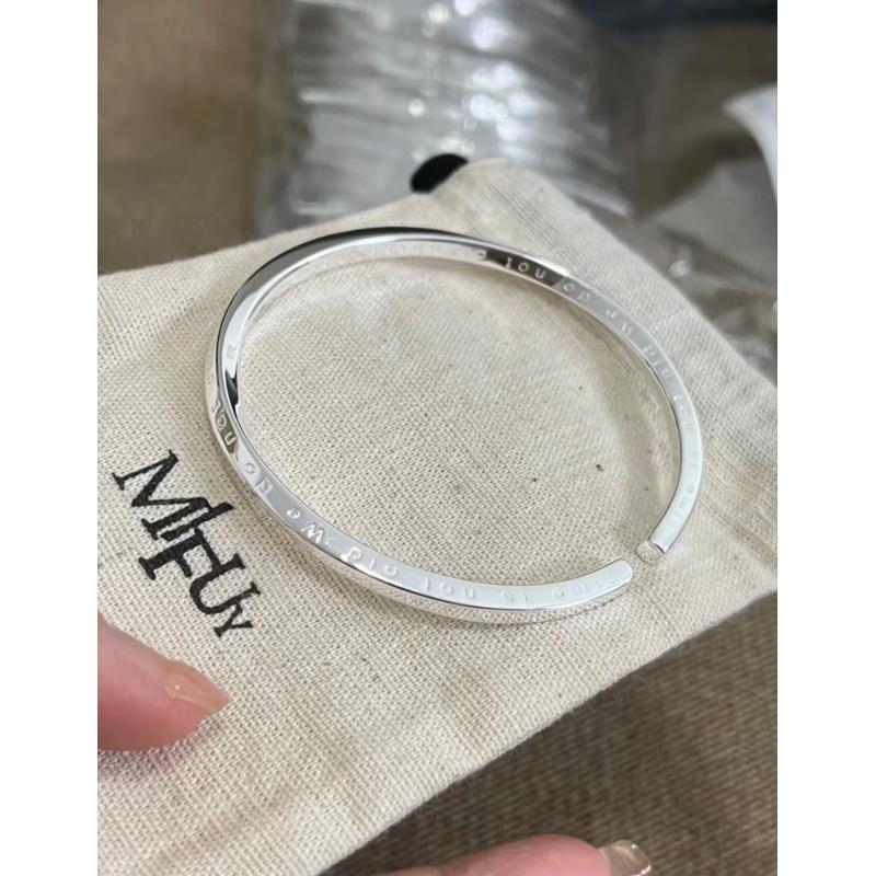 足银银制品 细款莫比乌斯扭边英文字母细款手镯百搭精美