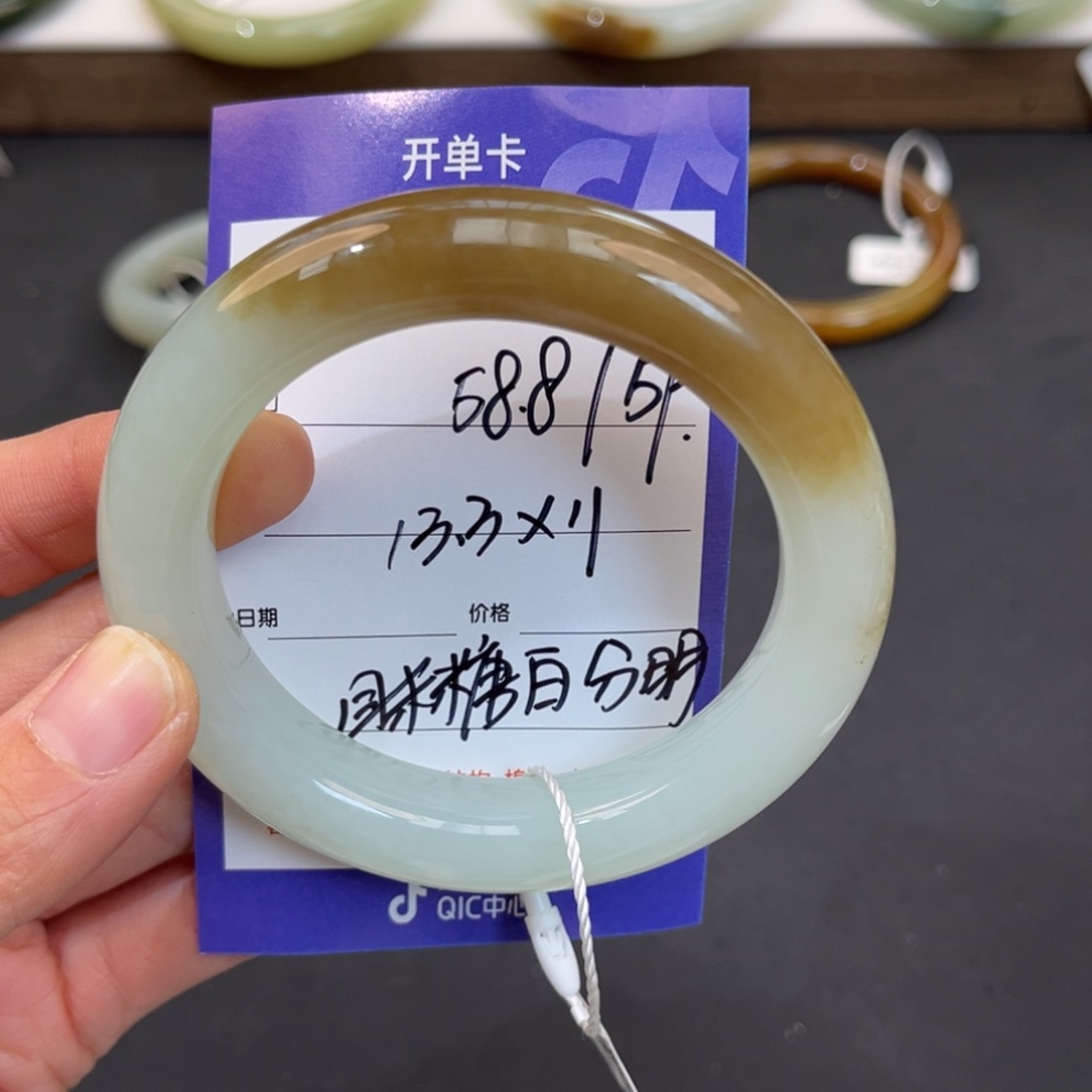 艳***！和田玉未镶嵌手镯