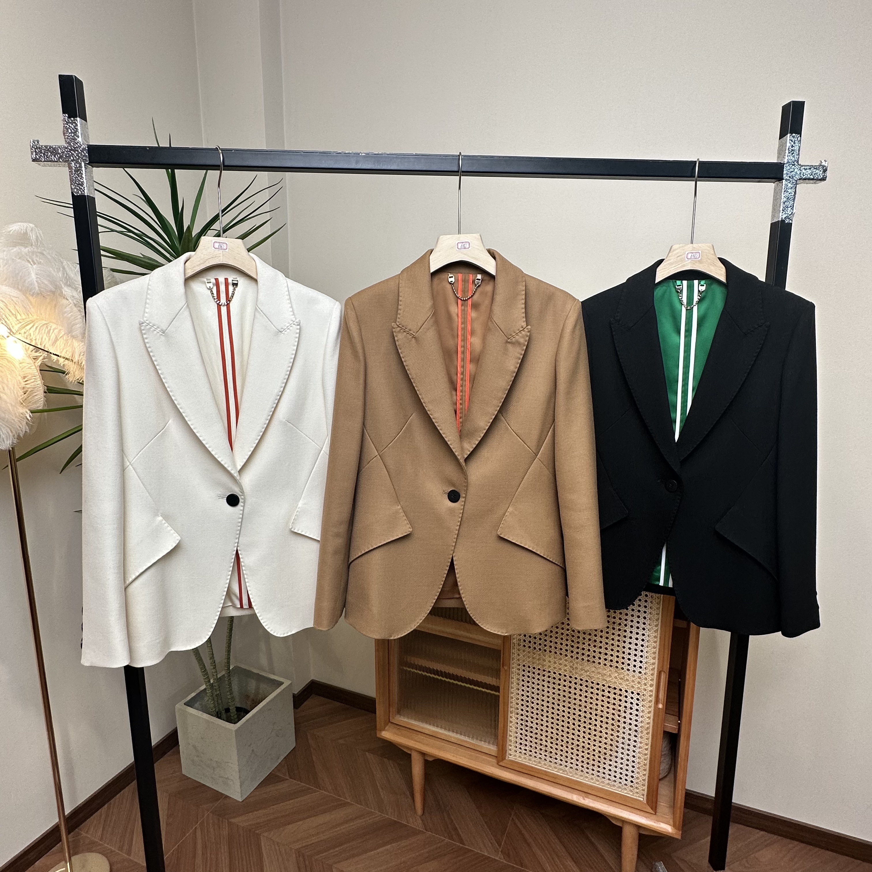 【小个子专享】一粒扣短款戗驳领高端全羊毛西装外套KKZR6867