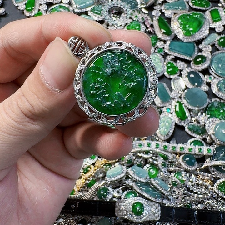 翡翠颈饰未镶嵌天然A货翡翠放漏