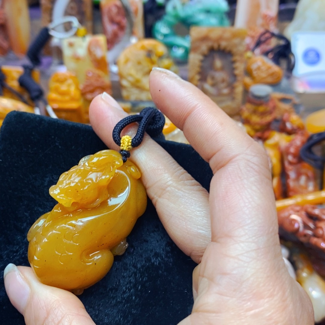 未镶嵌石英质玉（黄龙玉）颈饰