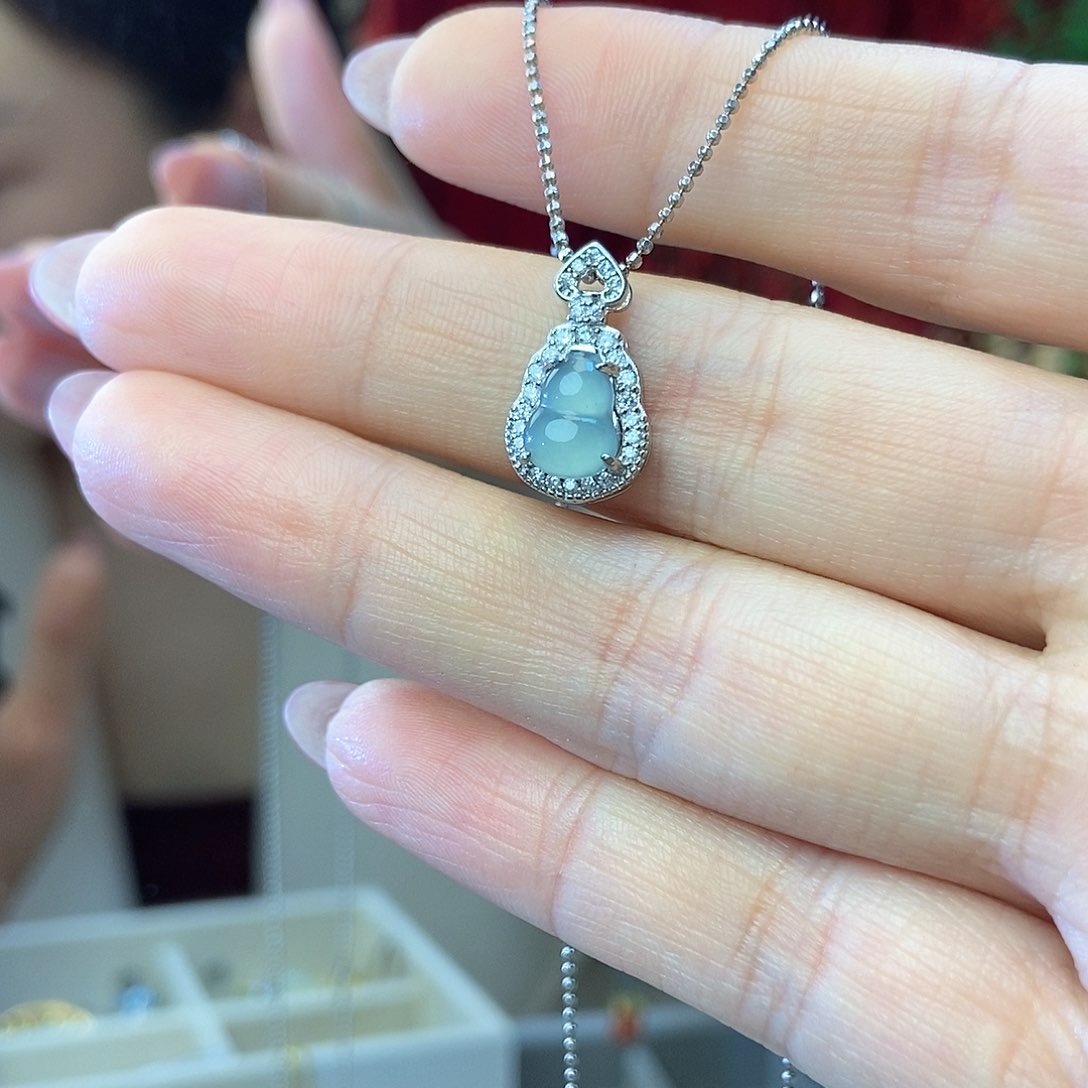 翡翠吊坠(赠链)银S925镶嵌泡**?