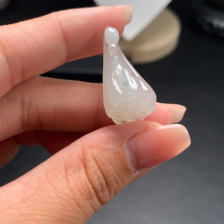 翡翠未镶嵌颈饰莲蓬