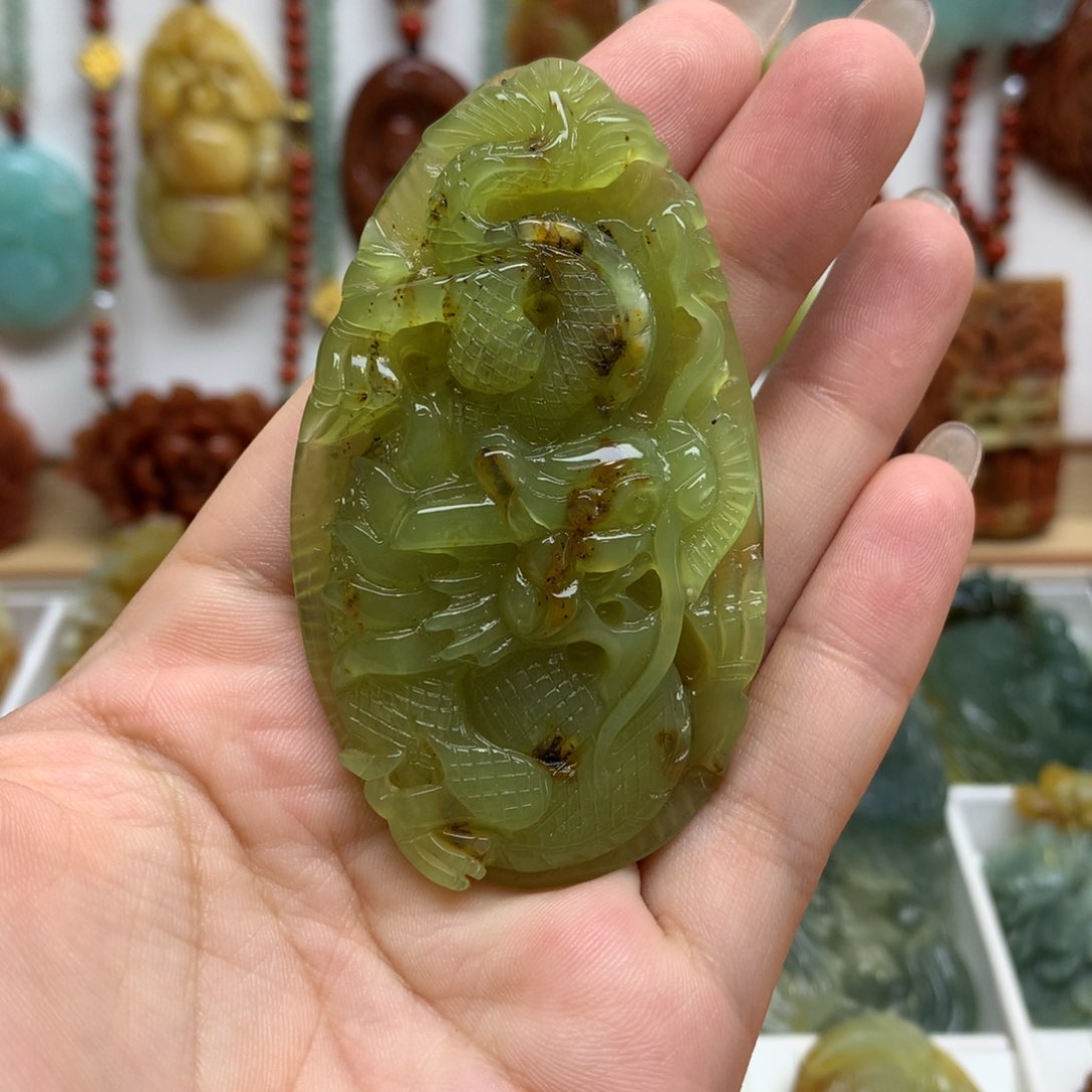 蛇纹石玉未镶嵌颈饰