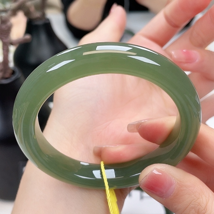 和田玉手镯57未镶嵌开**贝