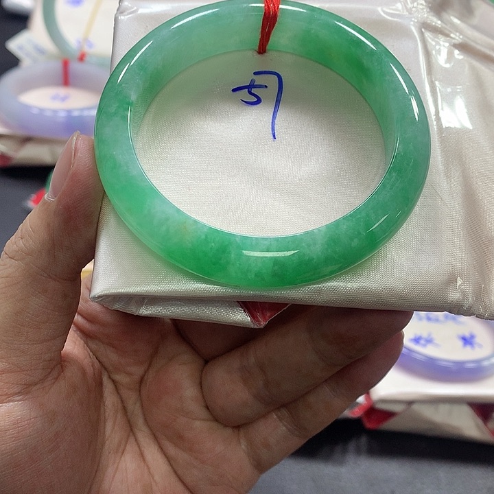 翡翠手镯未镶嵌翡翠