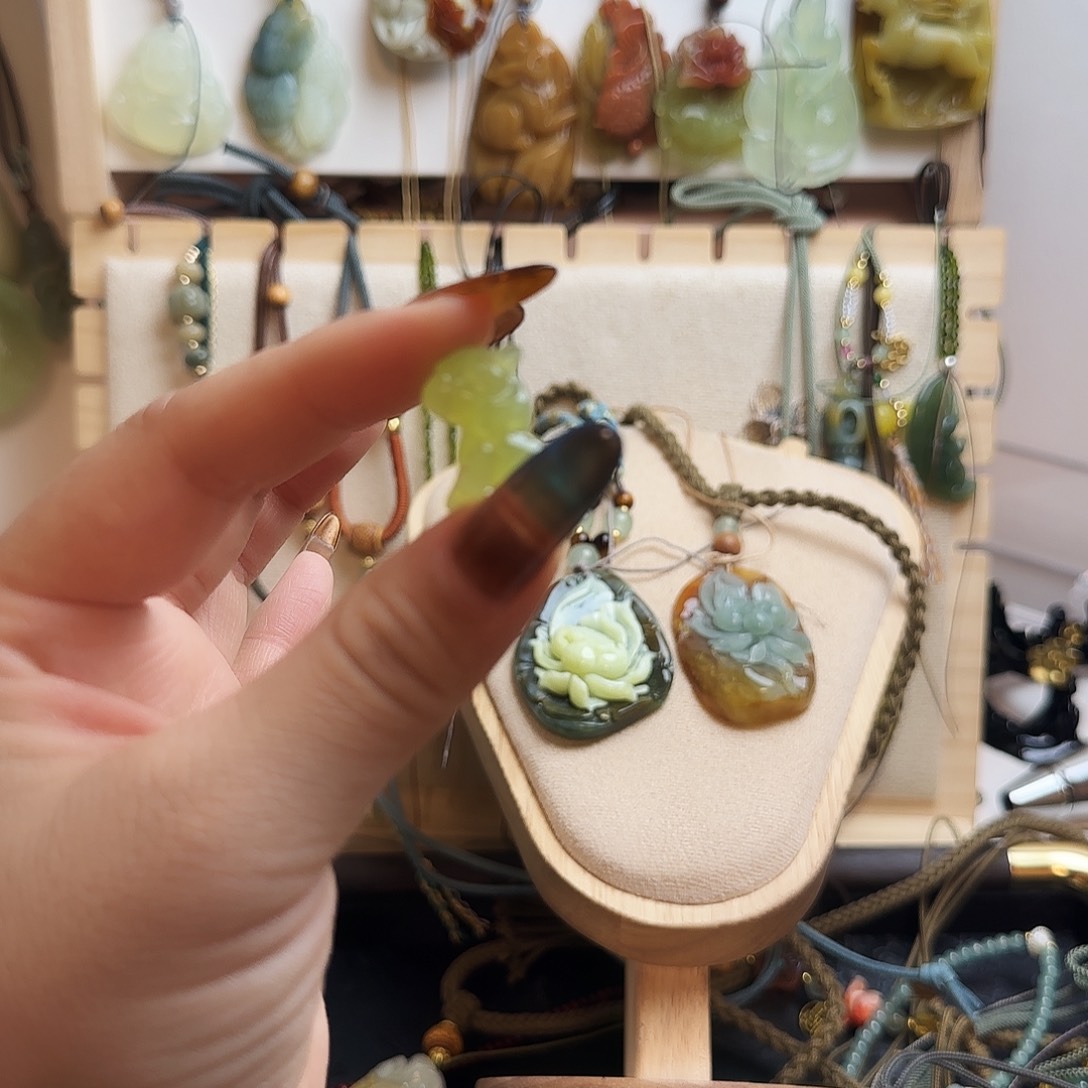 城***堡蛇纹石玉合金颈饰