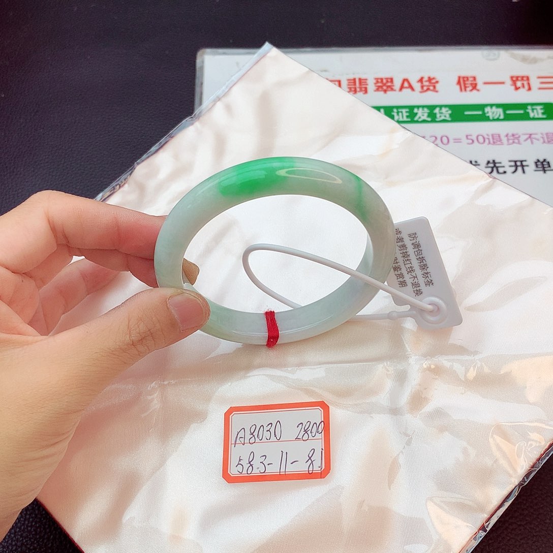 翡翠手镯未镶嵌翡翠