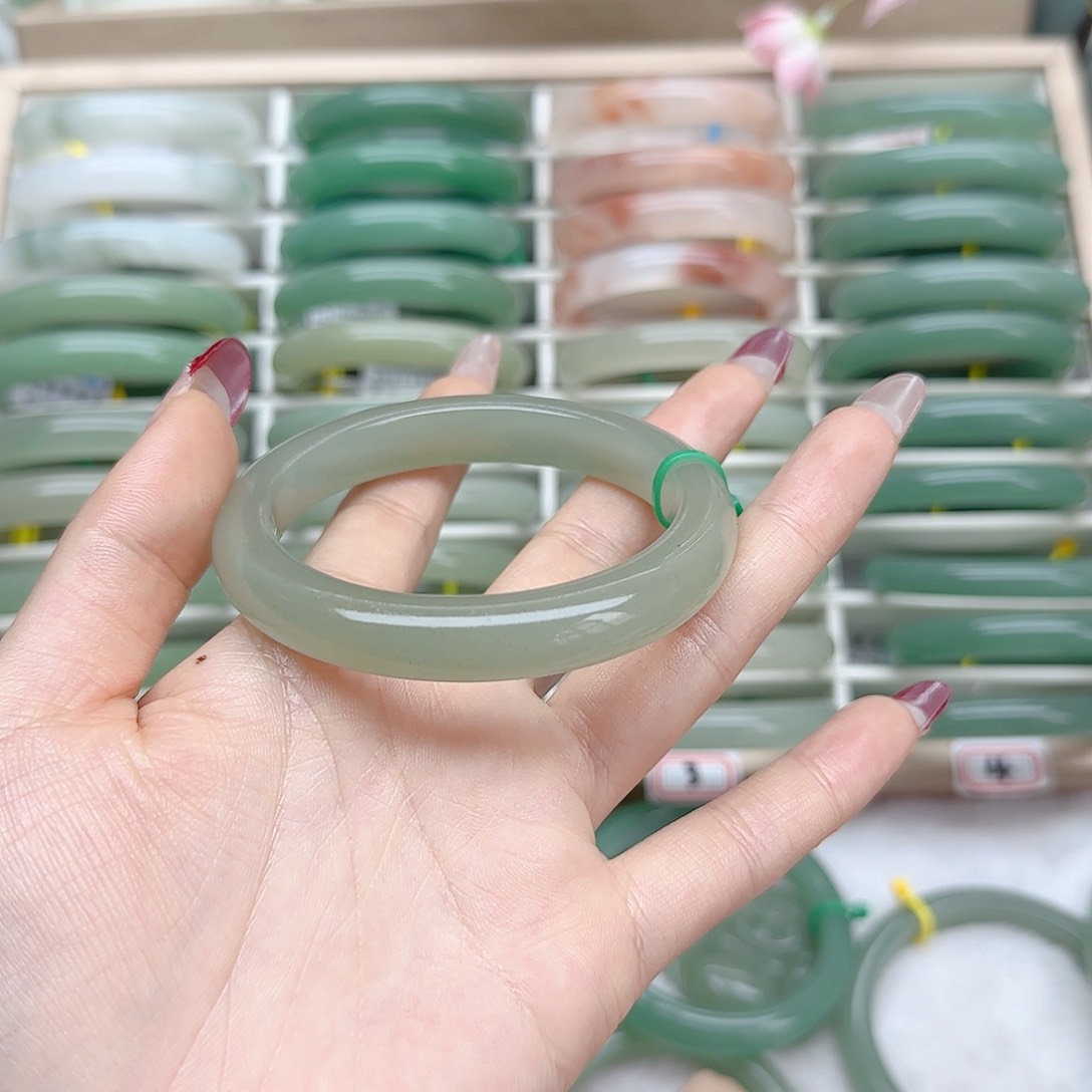 石英质玉手镯未镶嵌58口径