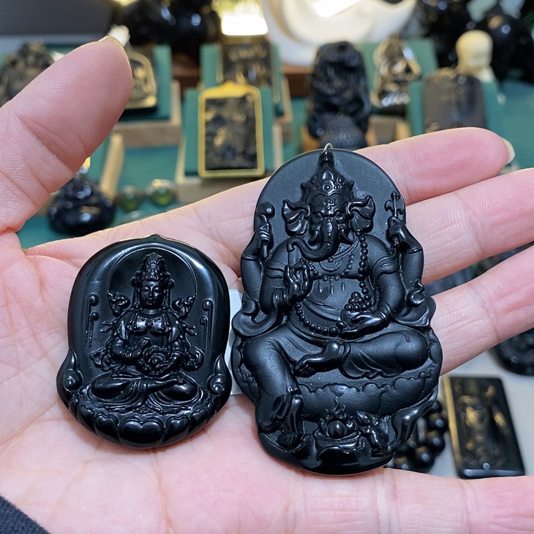 蛇纹石玉颈饰未镶嵌节**界