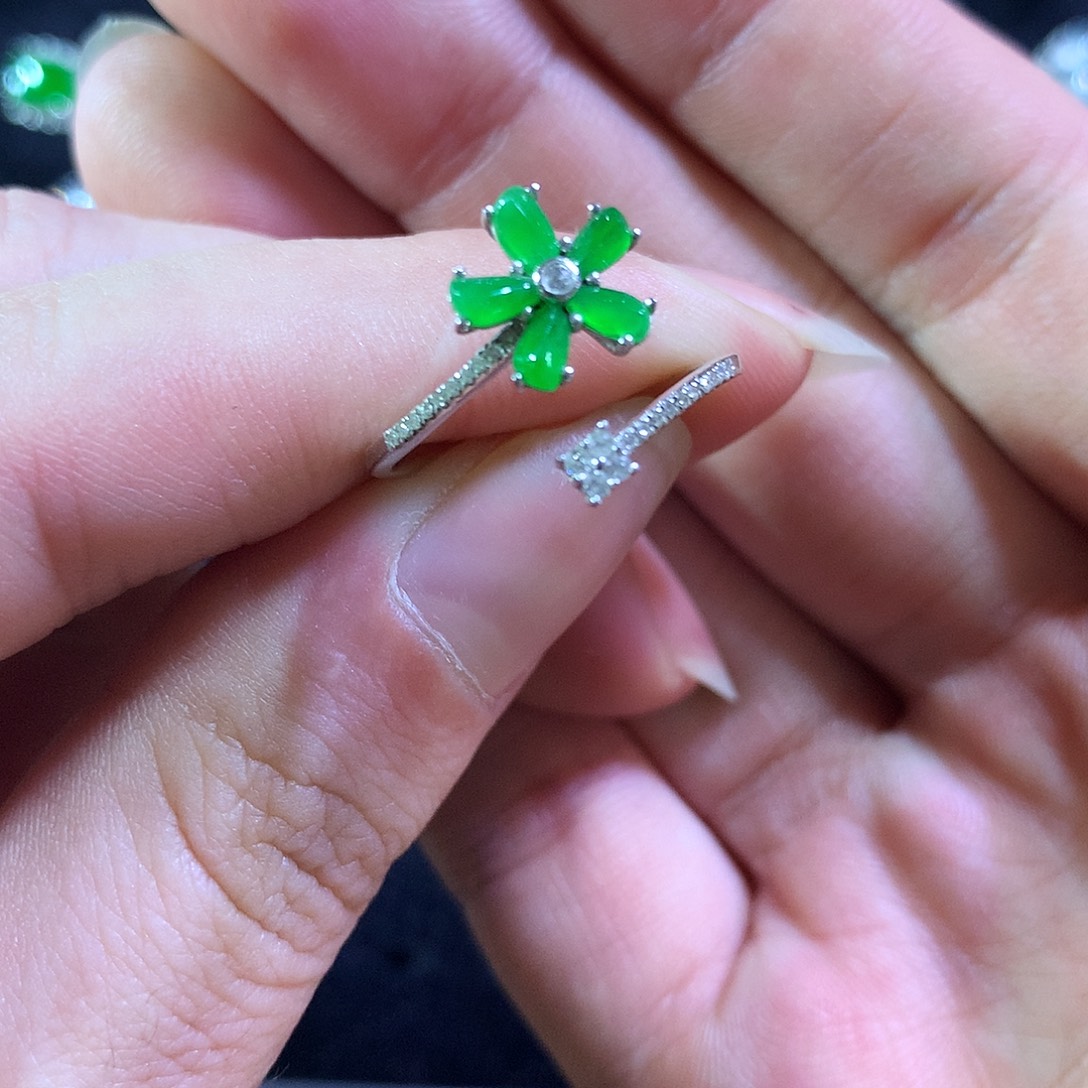 翡翠18K金镶嵌颈饰翡翠