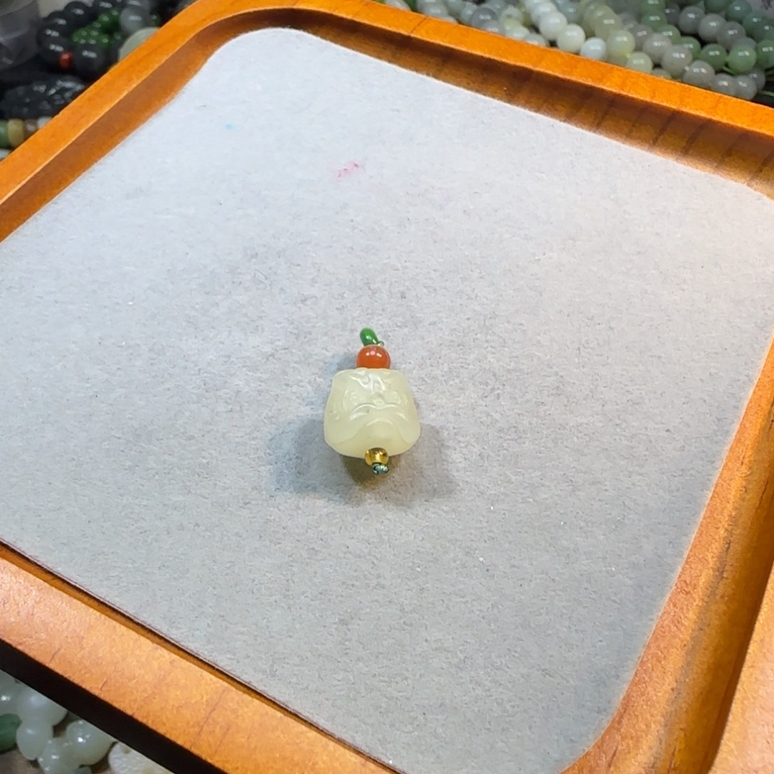 和田玉未镶嵌颈饰糖青花醒狮头