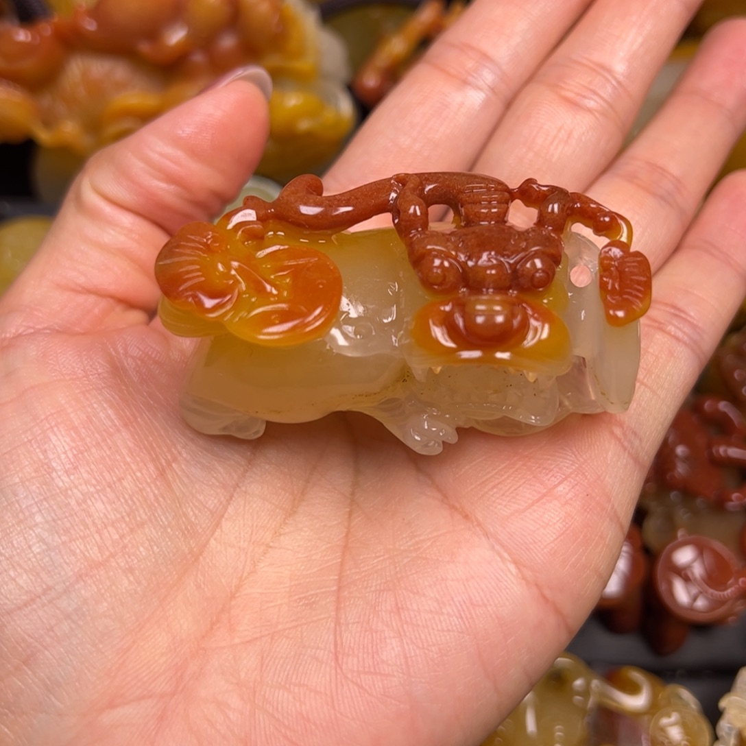 石英质玉（黄龙玉）未镶嵌颈饰