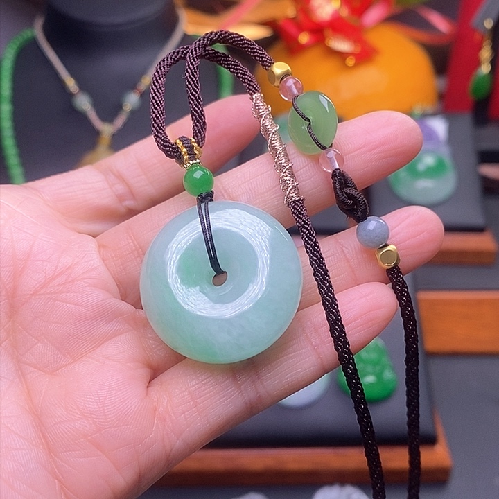 翡翠颈饰未镶嵌平安