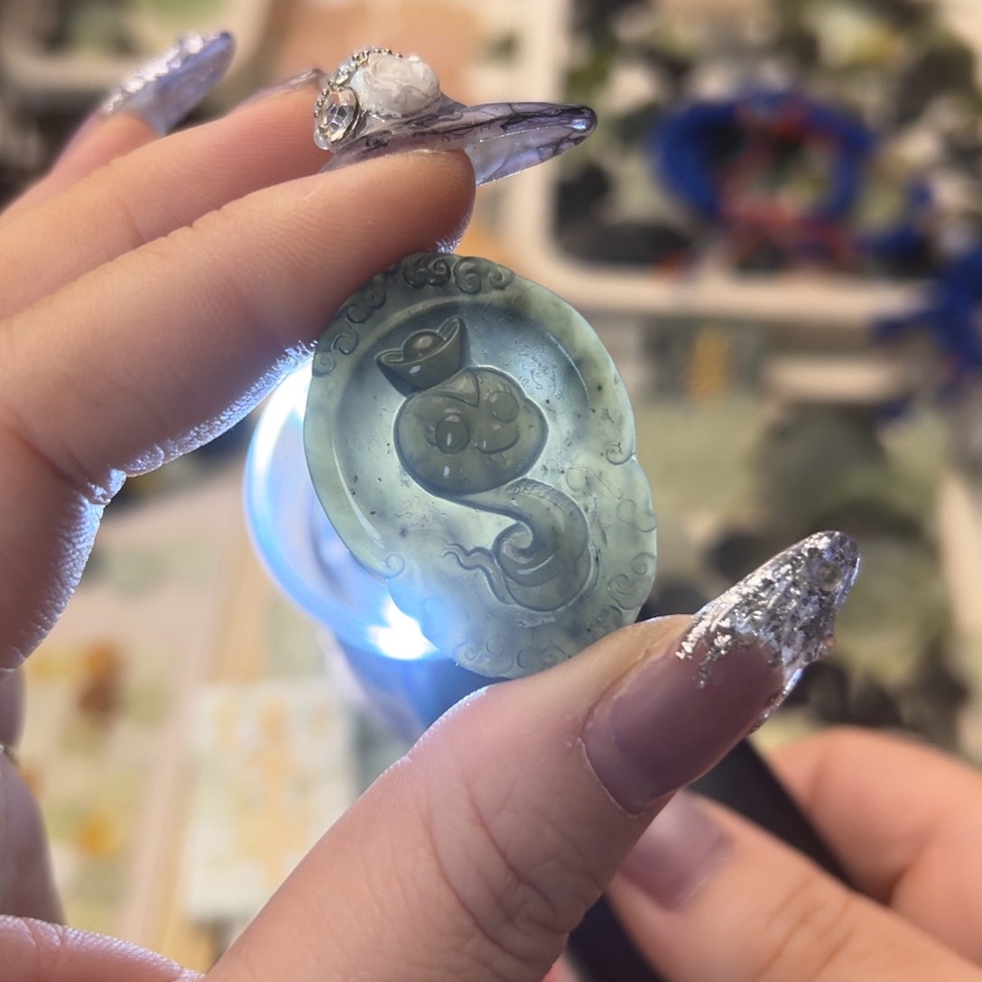 蛇纹石玉颈饰合金