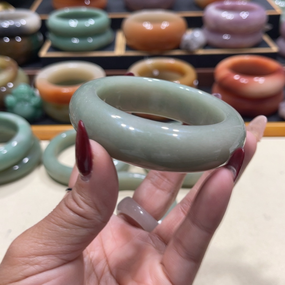 未镶嵌手镯石英岩玉