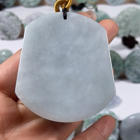 翡翠颈饰未镶嵌无事牌