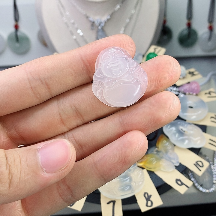 只买单纯的吊坠，没带链子，属的性质。石英石