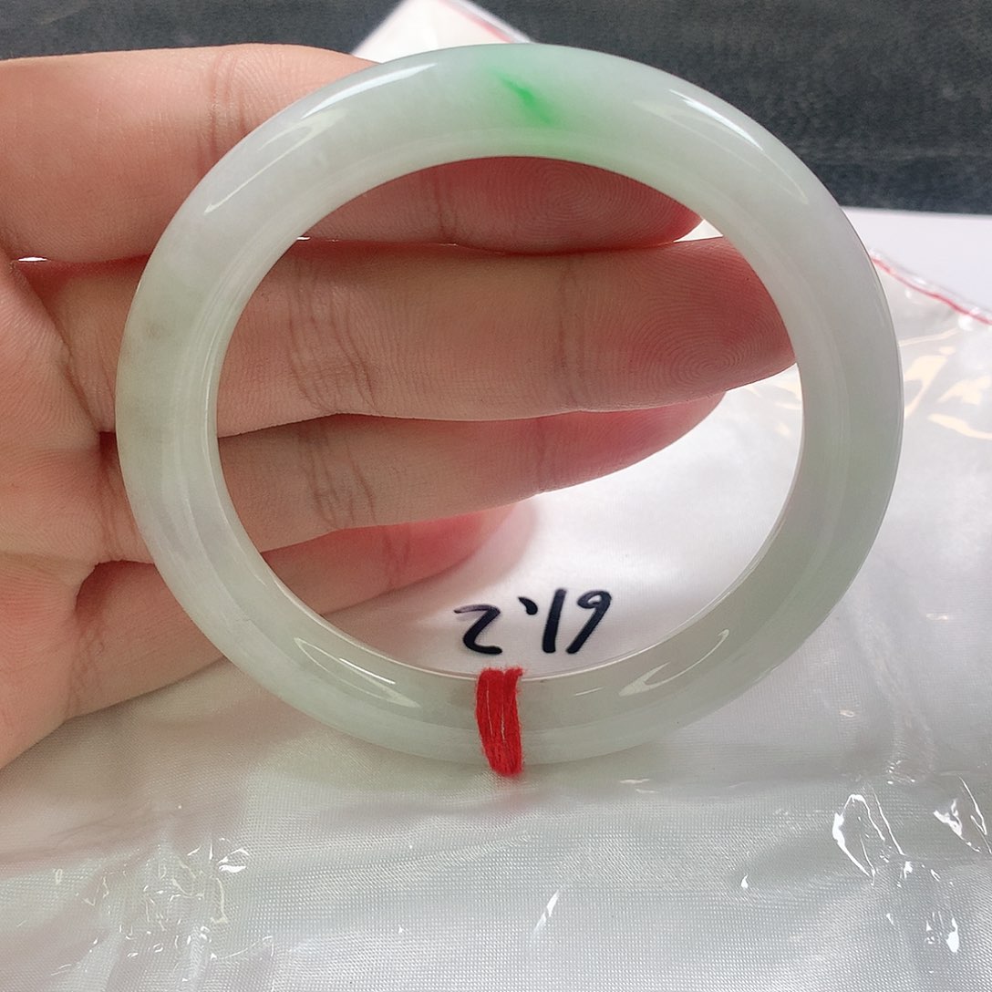 未镶嵌手镯（圆镯）翡翠61-62圈。390号