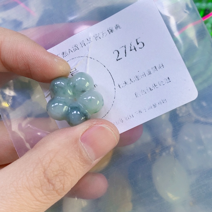 翡翠吊坠(赠链)未镶嵌