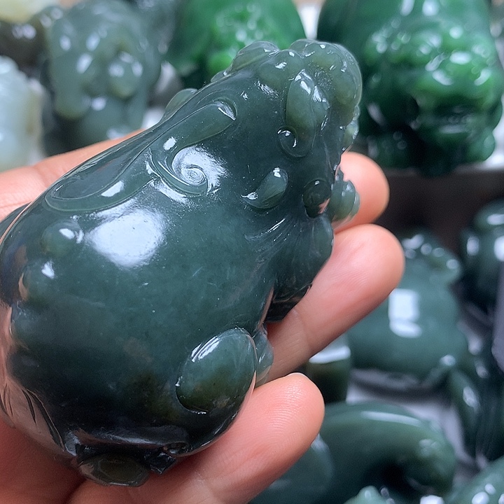 哈***和田玉未镶嵌颈饰