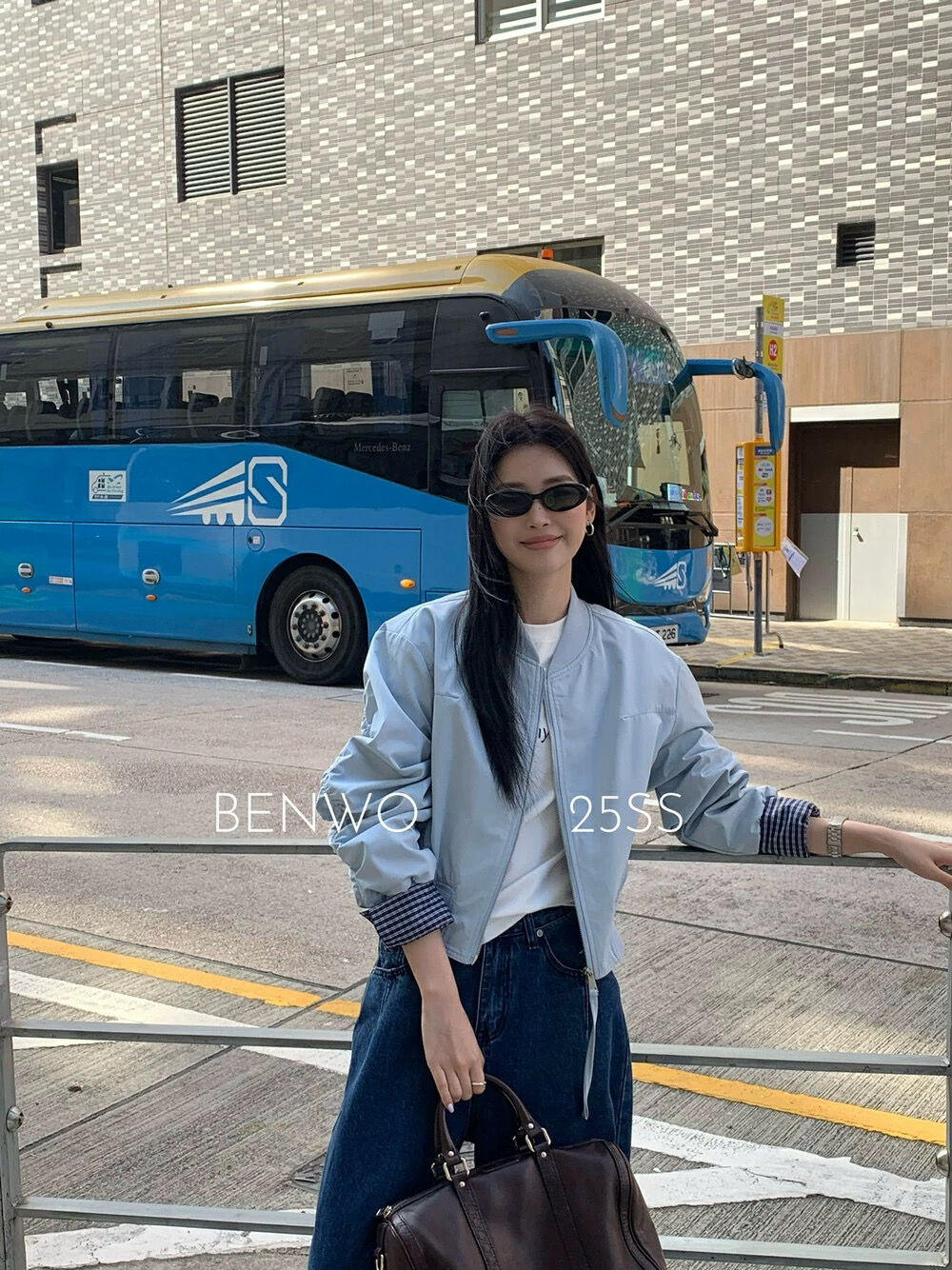 棒球服袖口拼接格搭配牛仔裤的绝配