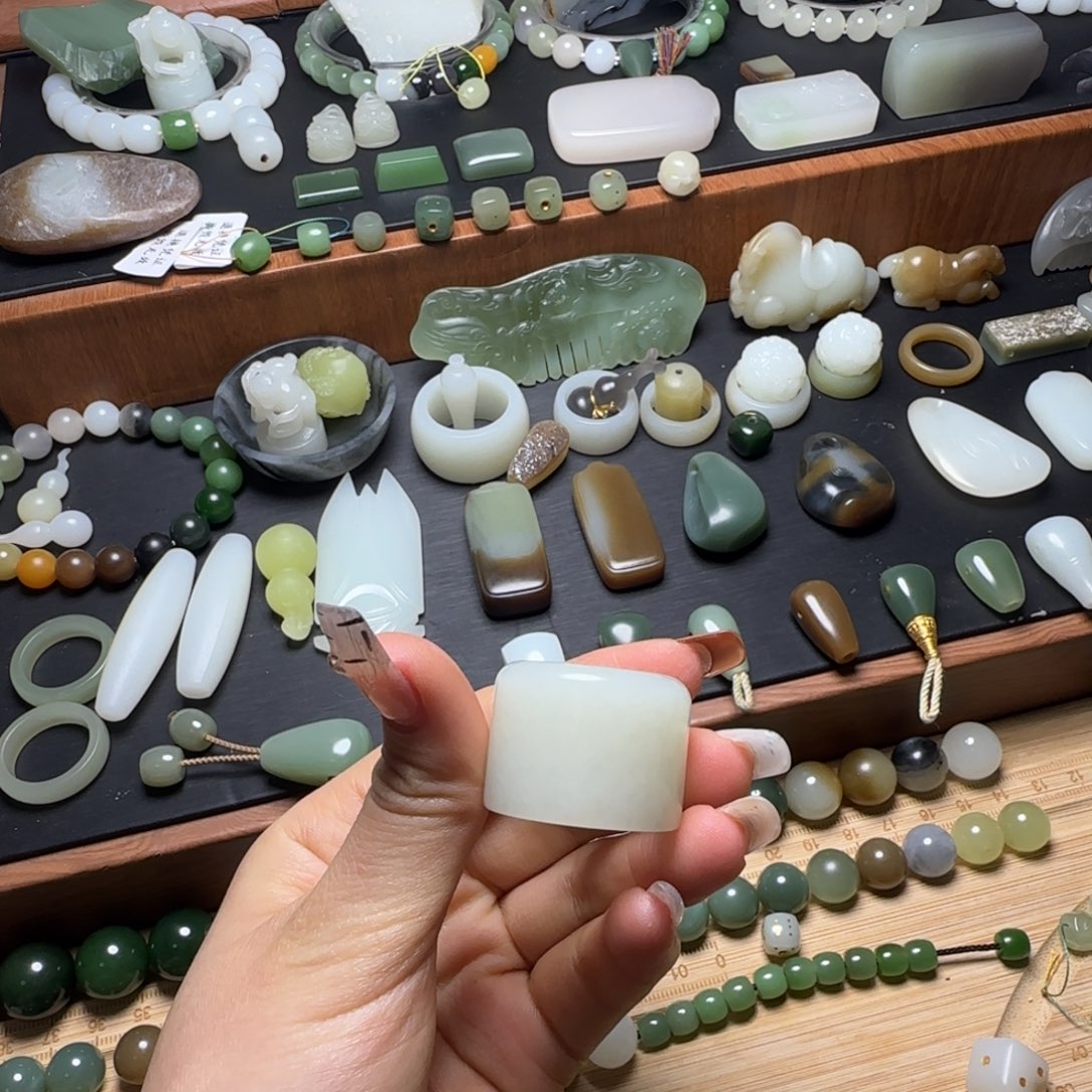 和田玉颈饰未镶嵌时**水