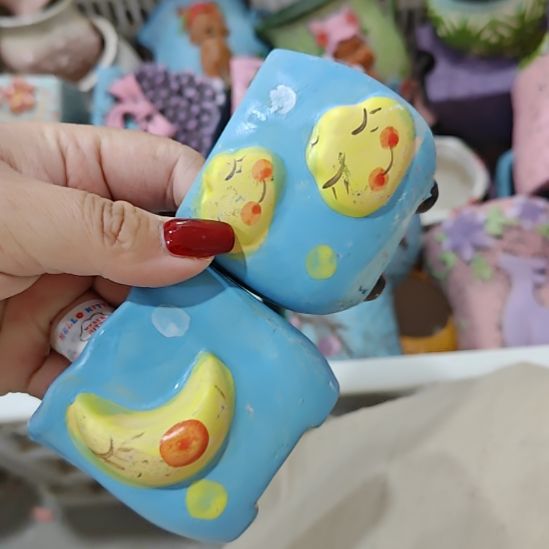 当场拍满15元发货不凑不发，花盆盆口不方不圆有针孔黑点是正常的，