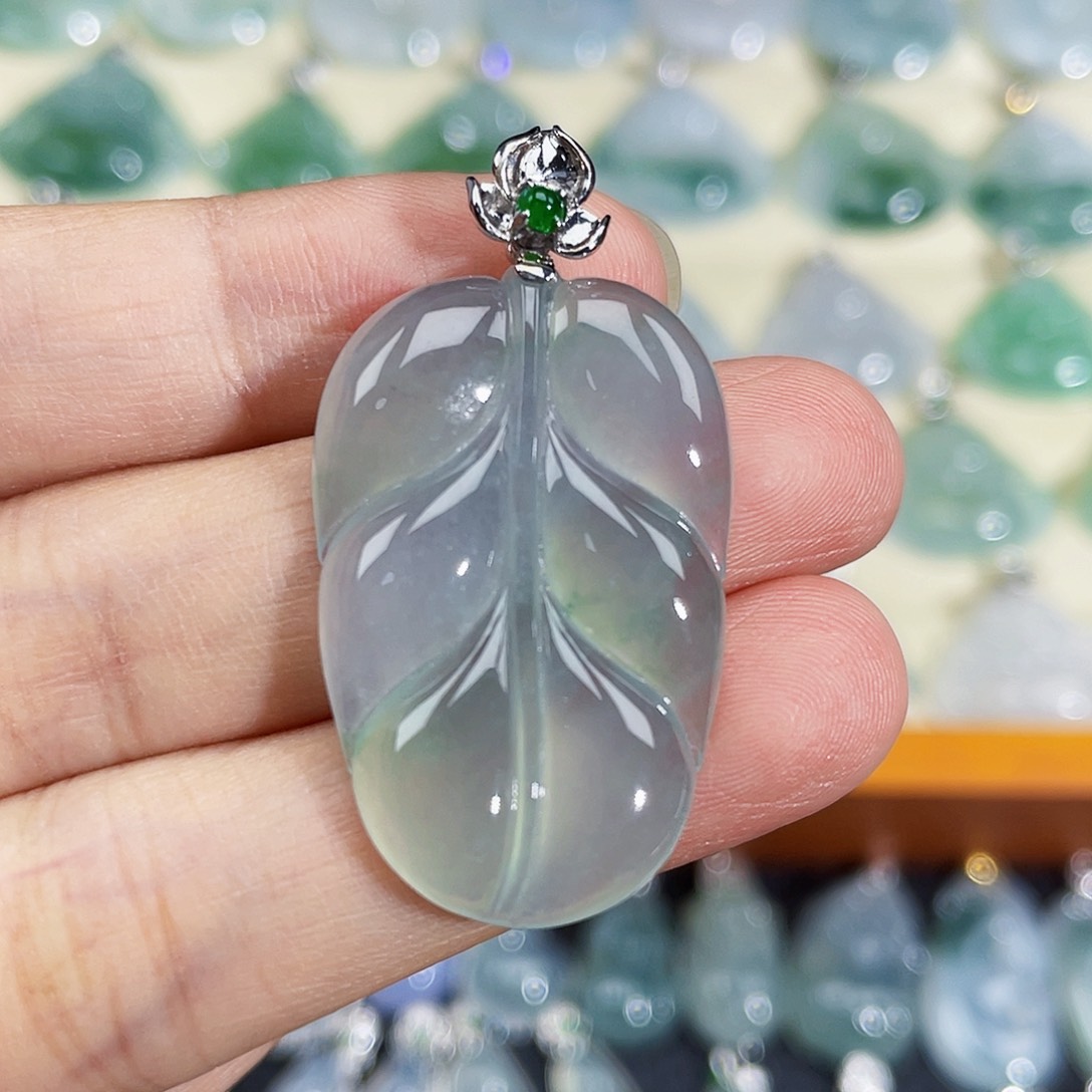 翡翠18K金镶嵌颈饰吊坠