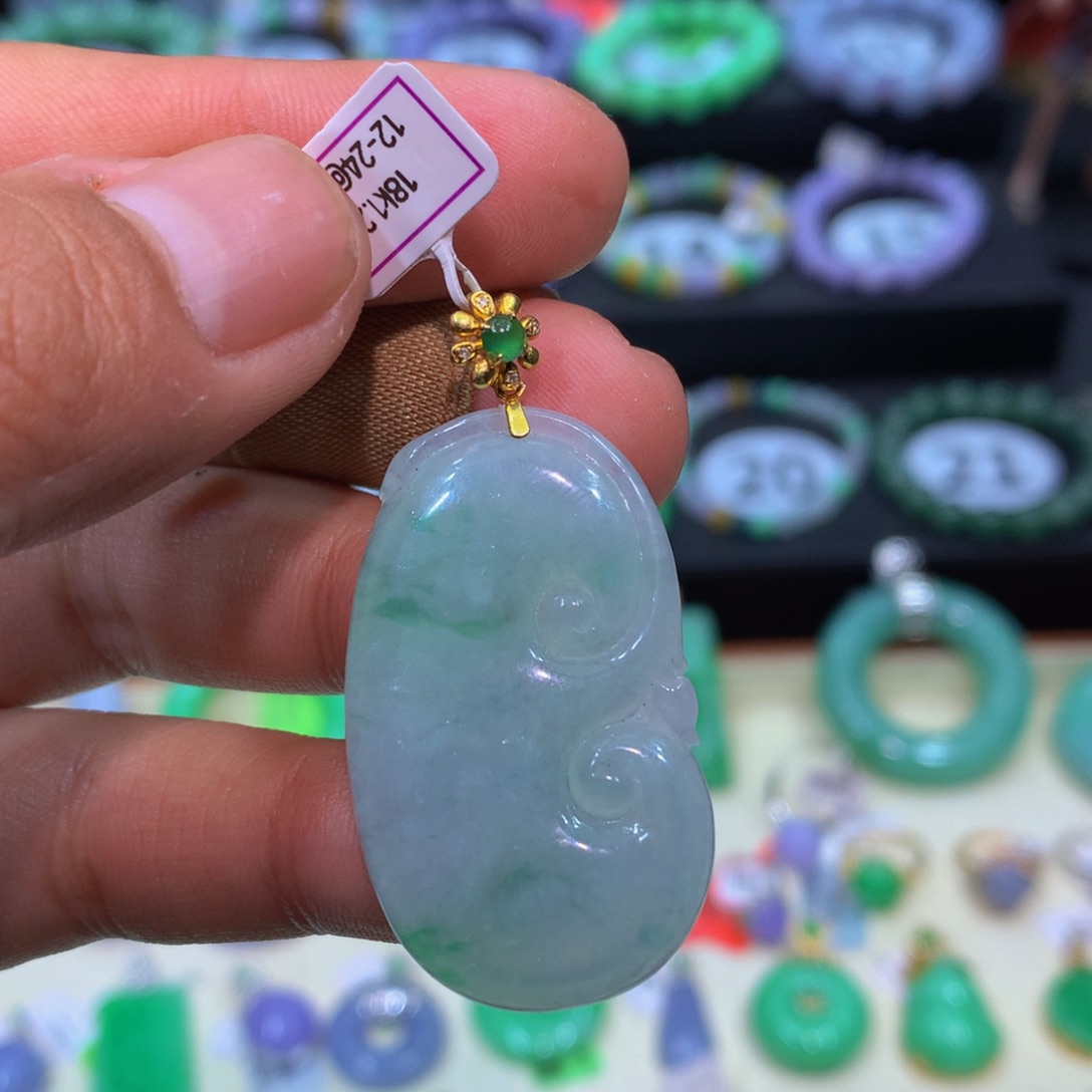 翡翠18K金镶嵌颈饰